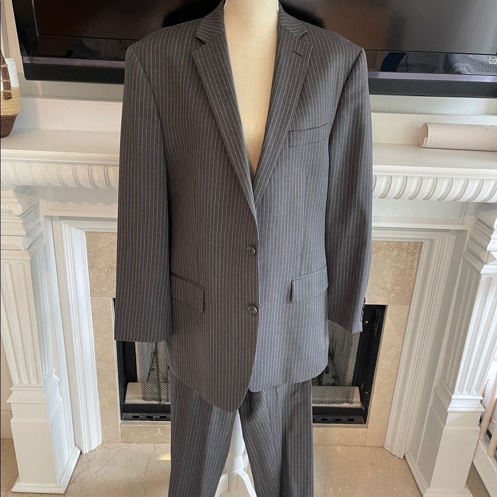 Calvin Klein 2 Pieces Men’s Suit 42R / Great Condition Dark Grey